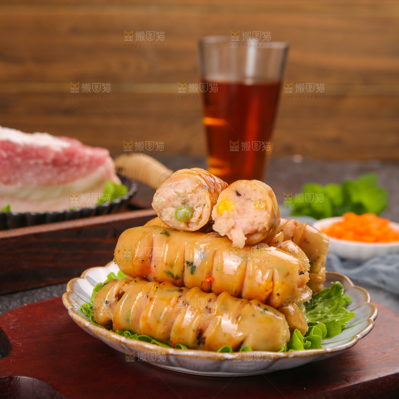 黑底上的膳食蔬菜肠