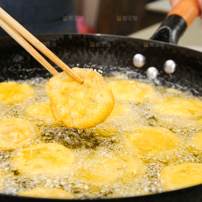 锅里正在炸着茄盒