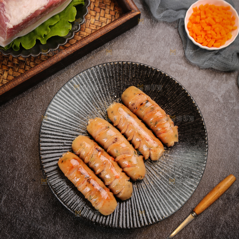 黑底上的膳食蔬菜肠