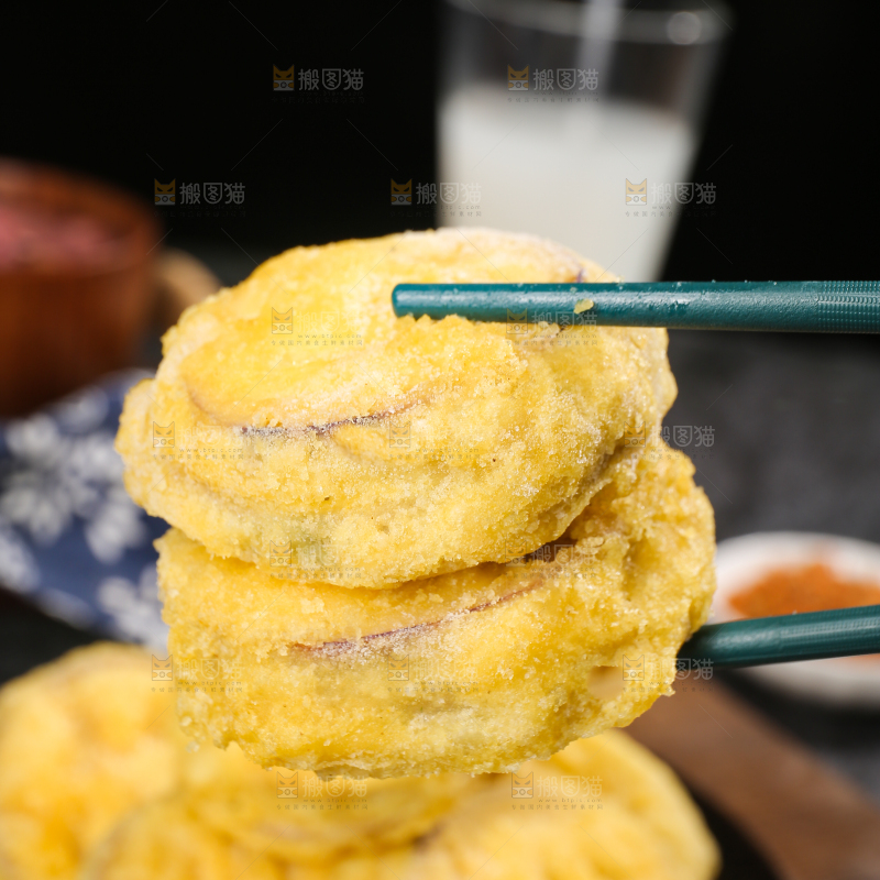 深底上的炸茄盒