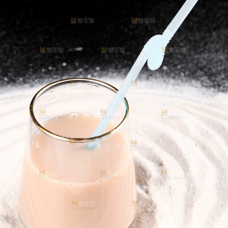黑底上的奶茶粉