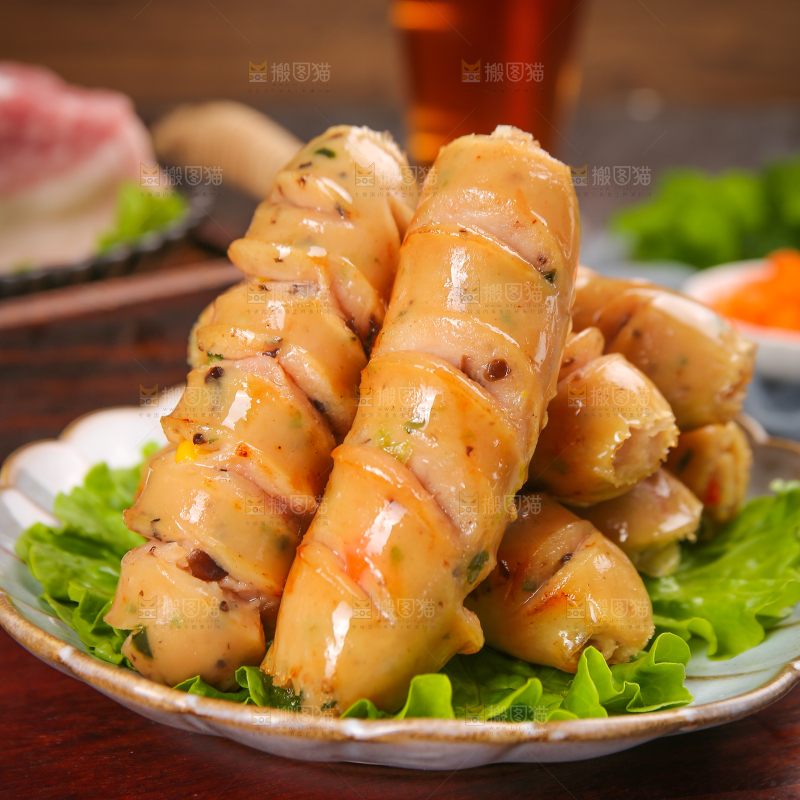 黑底上的膳食蔬菜肠