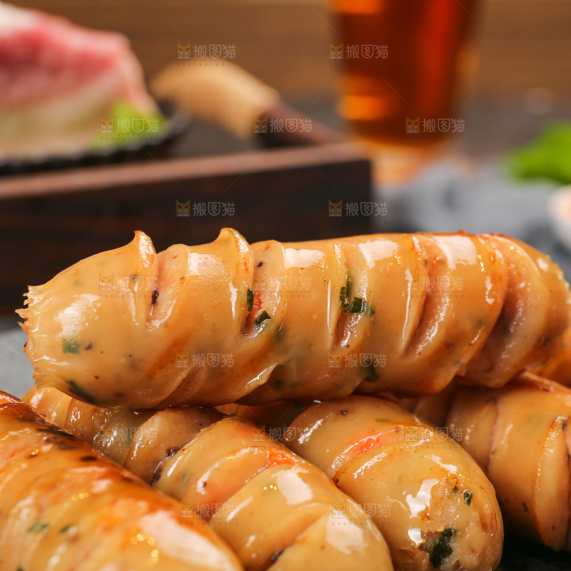 黑底上的膳食蔬菜肠