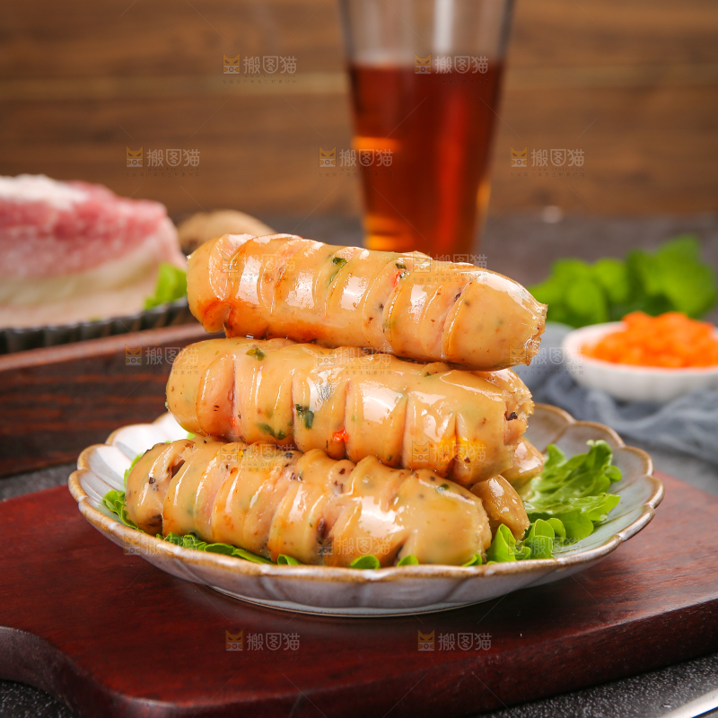 黑底上的膳食蔬菜肠