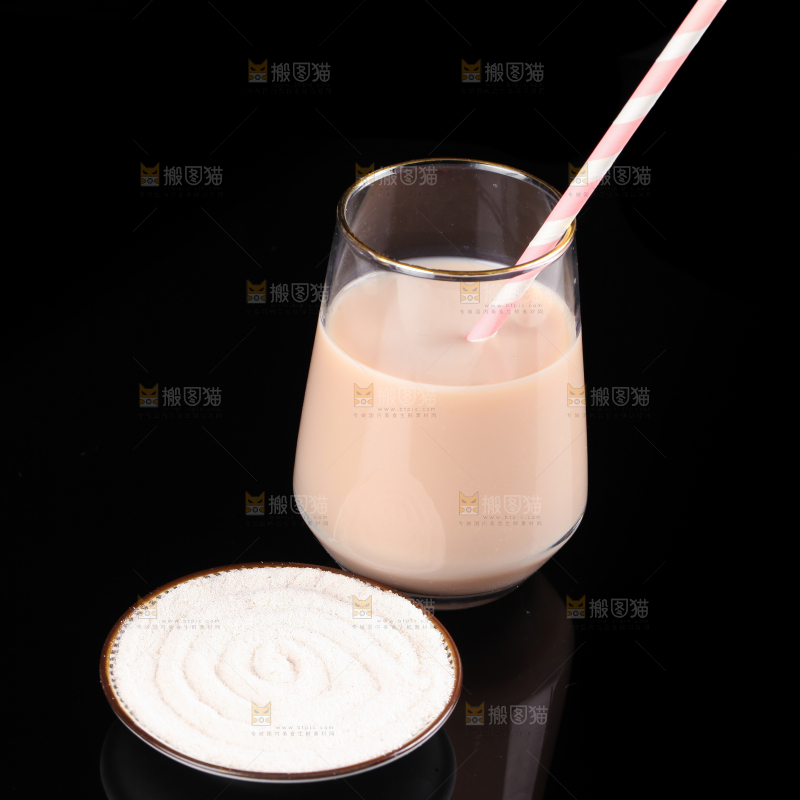 黑底上的奶茶粉