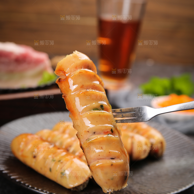 黑底上的膳食蔬菜肠