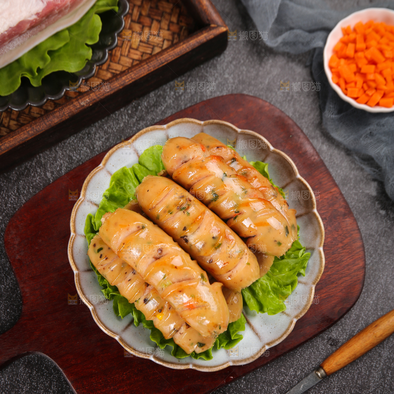 黑底上的膳食蔬菜肠