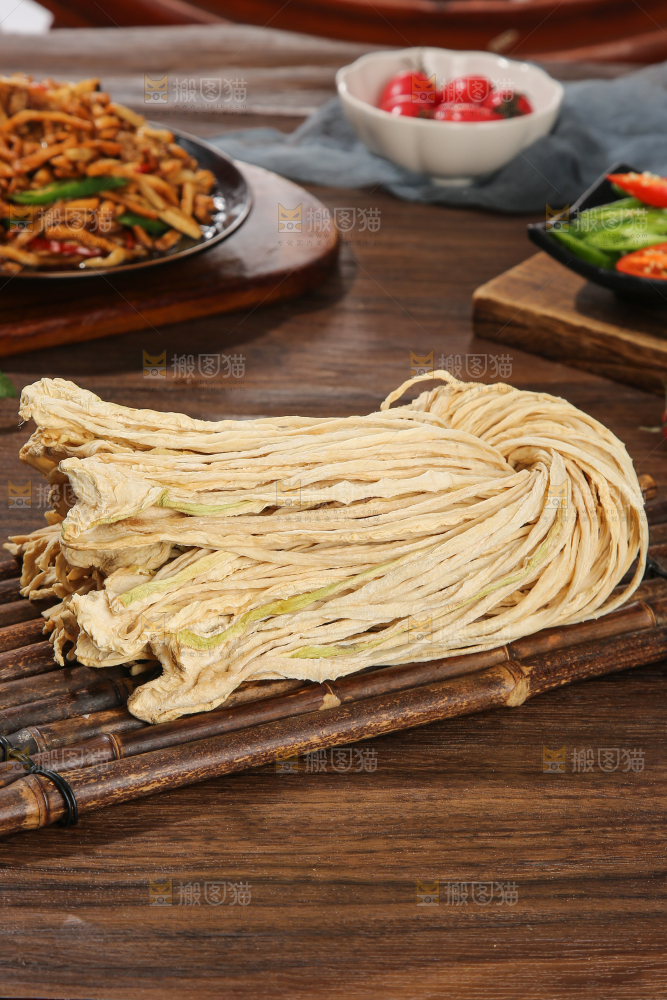 木底上的干萝卜条