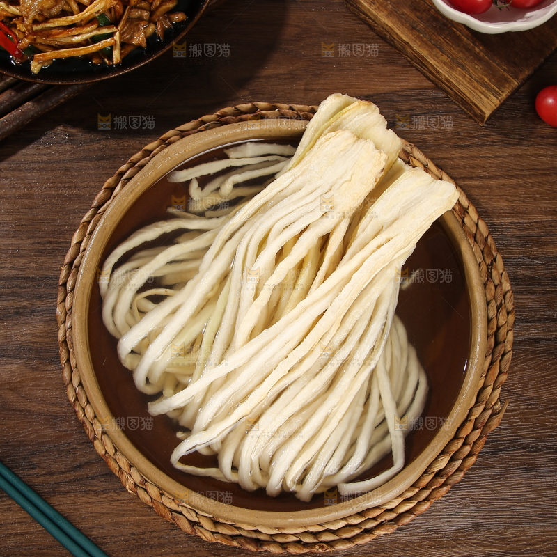 木底上的干萝卜条