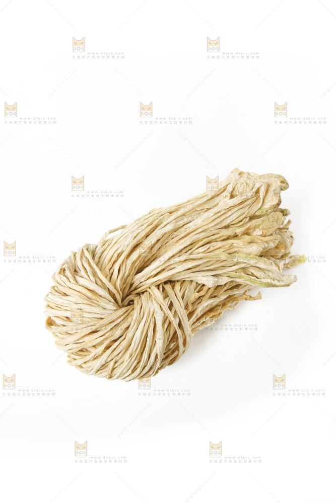 白底上的干萝卜条