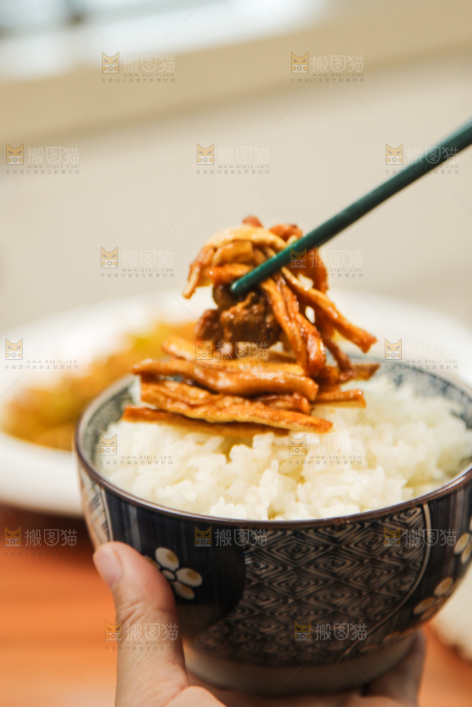 木底上的萝卜条炒肉丝