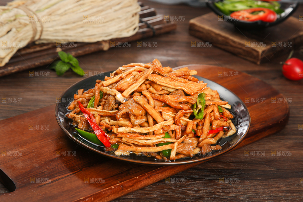 木底上的萝卜条炒肉丝