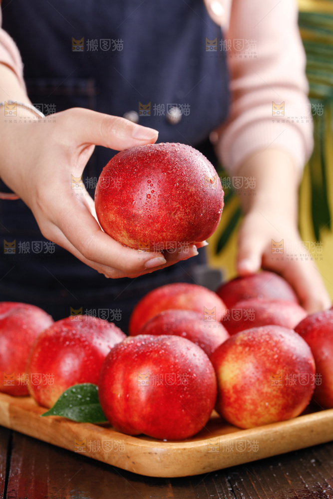 深底上的白心油桃