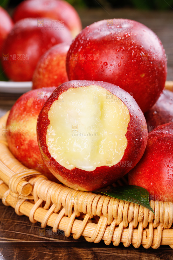 深底上的白心油桃