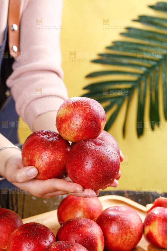 深底上的白心油桃