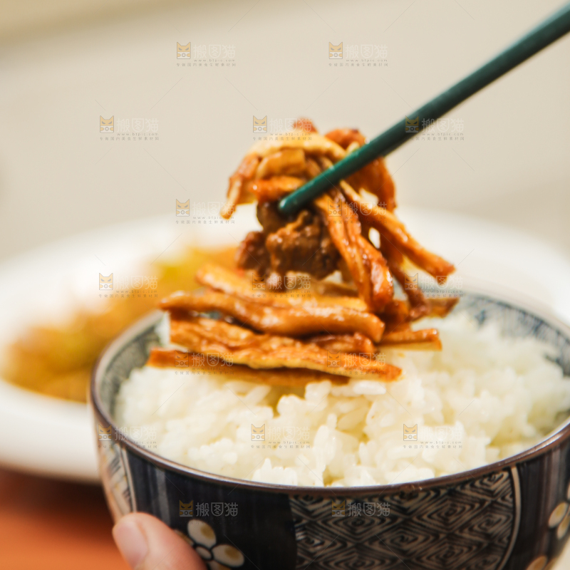 木底上的萝卜条炒肉丝
