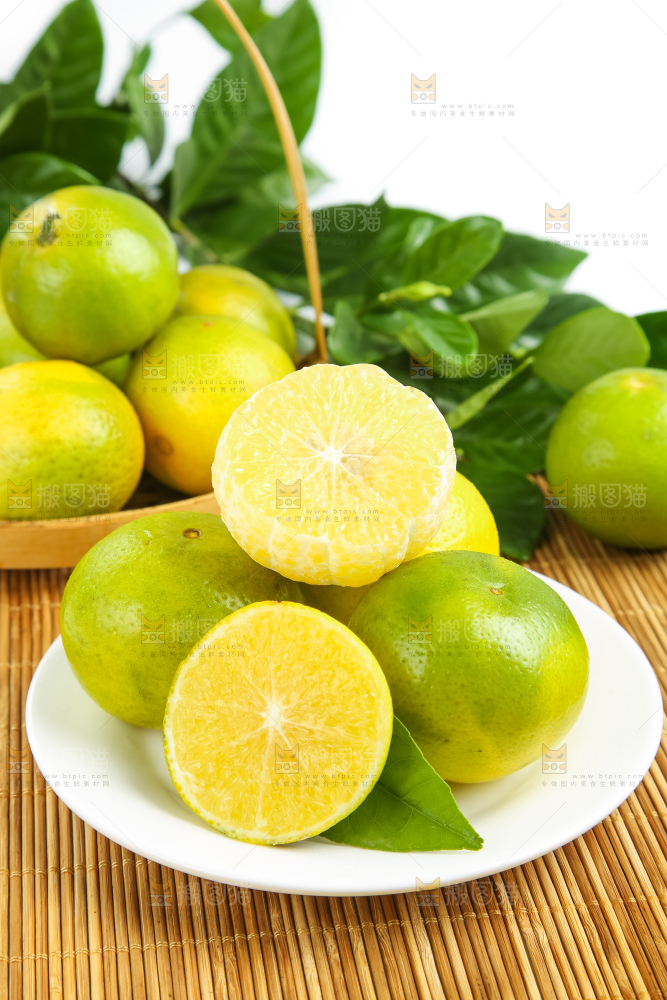 木底上的新鲜皇帝柑