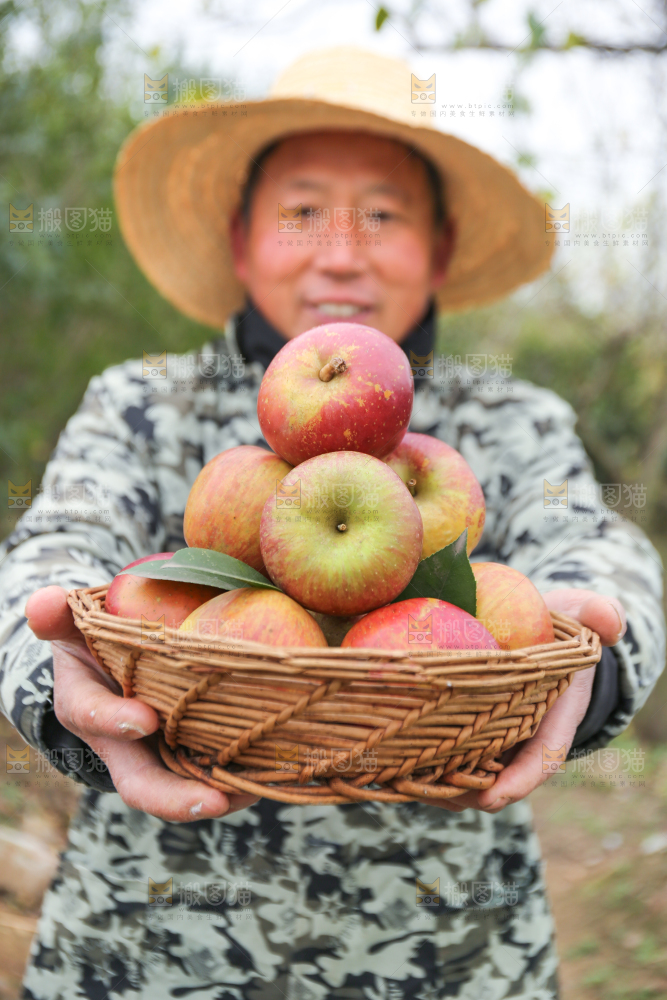 手里拿着昭通丑苹果