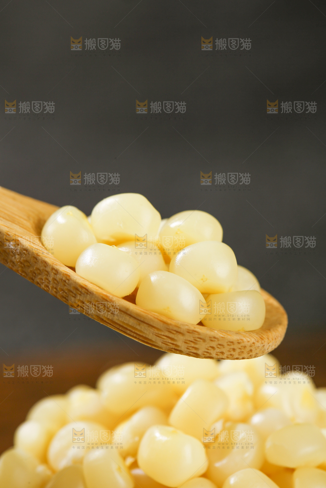 深底上的拇指小玉米