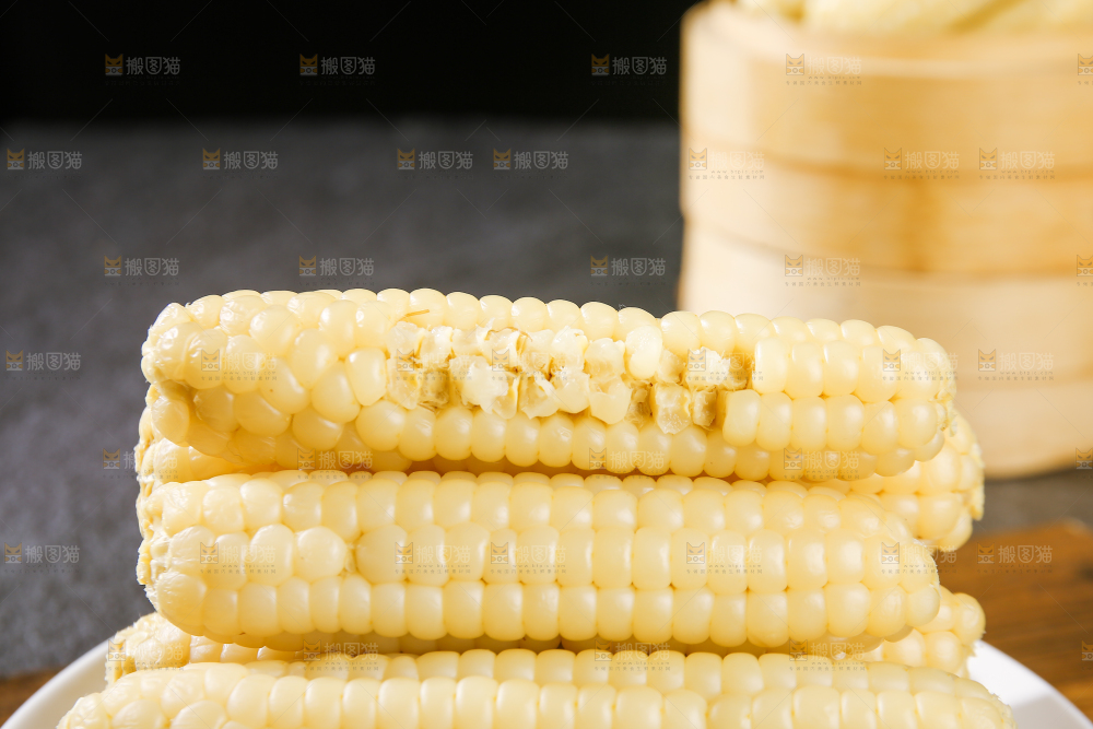 深底上的拇指小玉米