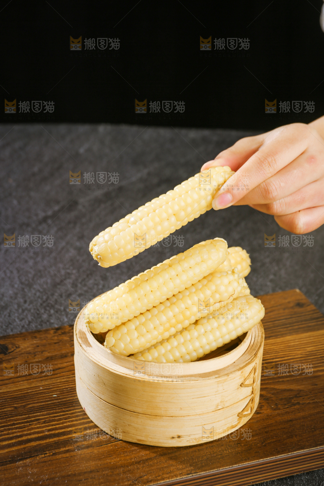 深底上的拇指小玉米