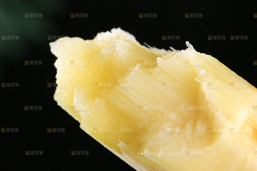咬了一口的黑皮甘蔗