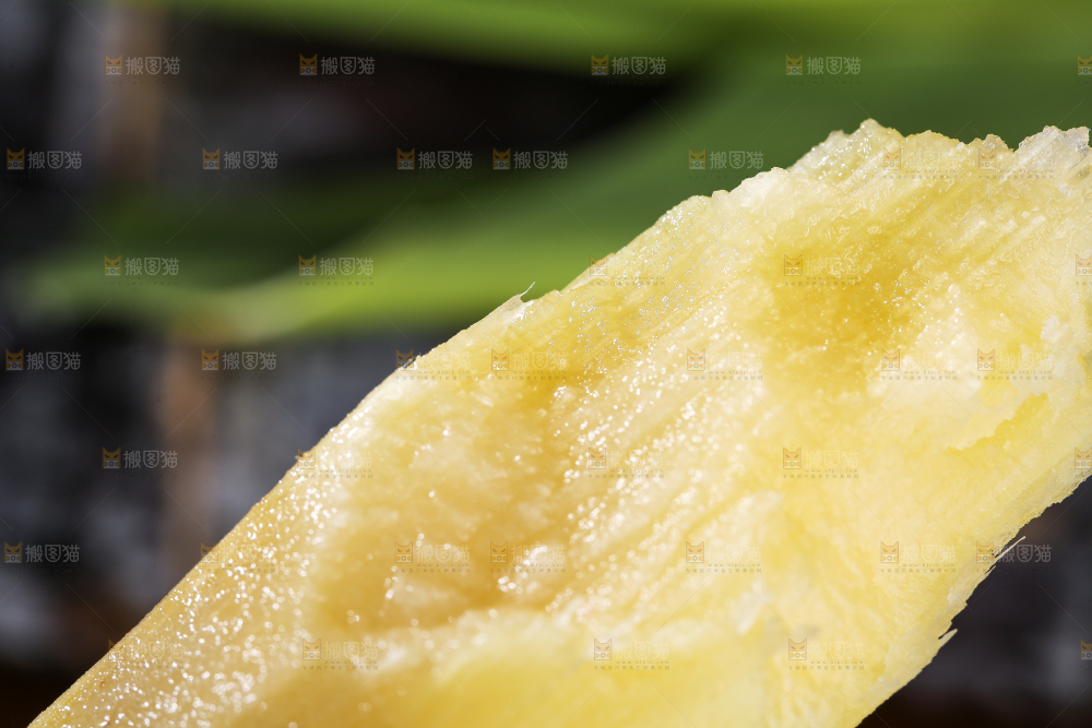 咬了一口的黑皮甘蔗