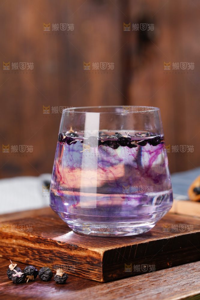 杯子里装着黑枸杞茶