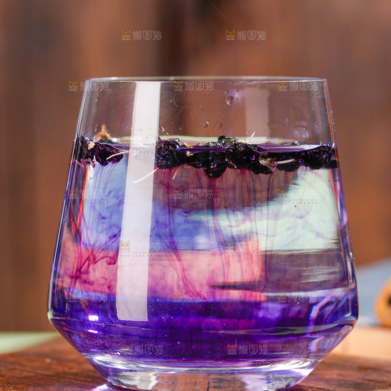 杯子里装着黑枸杞茶