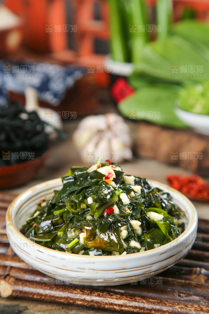 盘子里的凉拌裙带菜