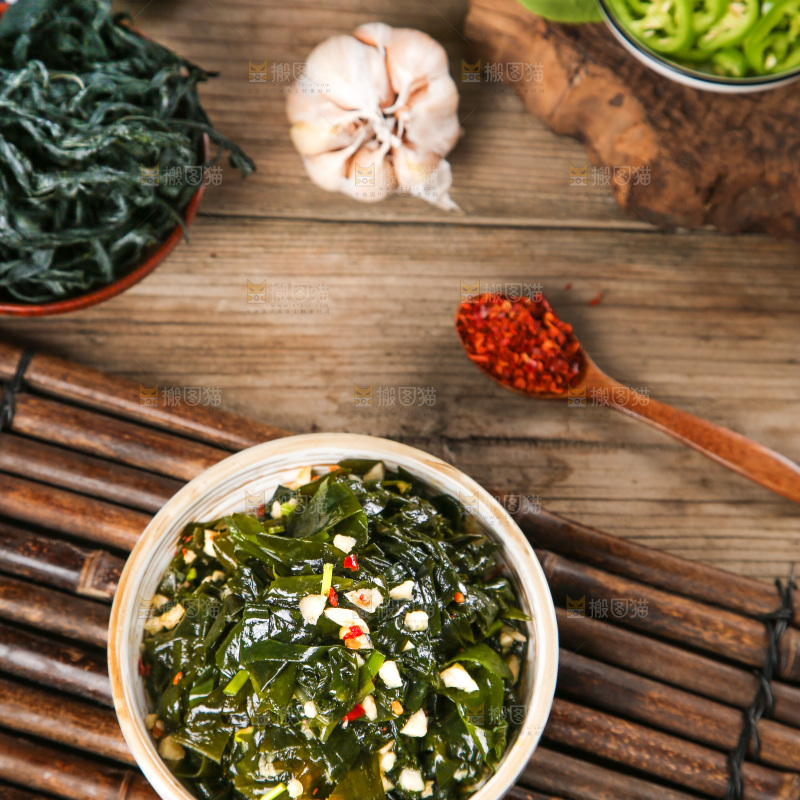 盘子里的凉拌裙带菜
