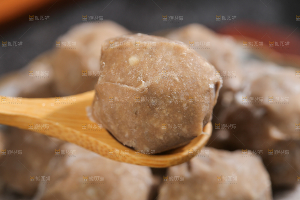 深底上的牛肉丸