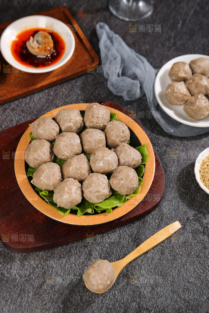 深底上的牛肉丸