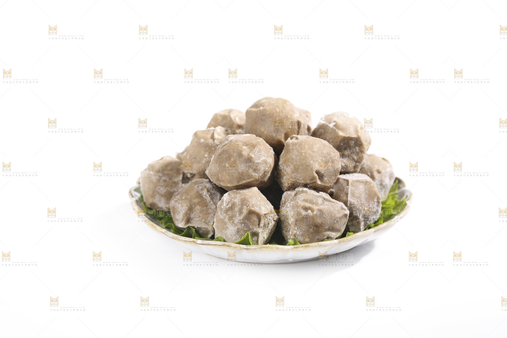 白底上的牛肉丸