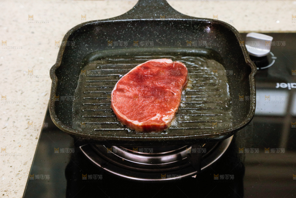锅里正在煎着牛排