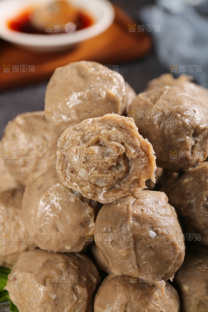 深底上的牛肉丸