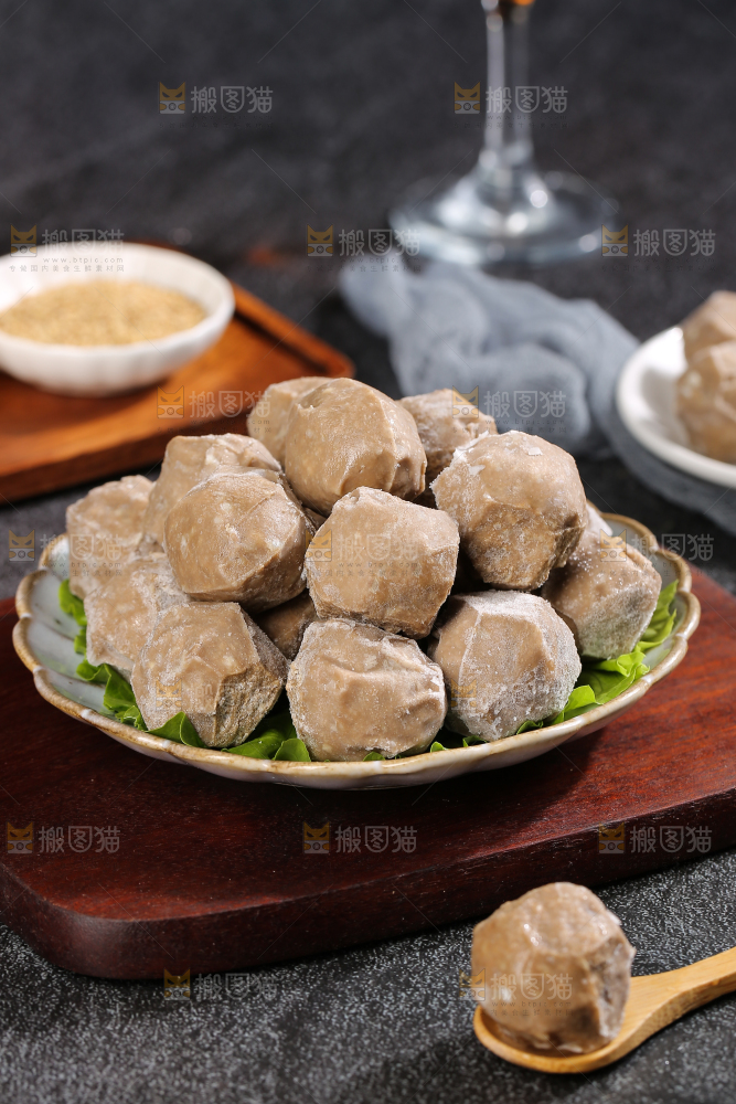 深底上的牛肉丸