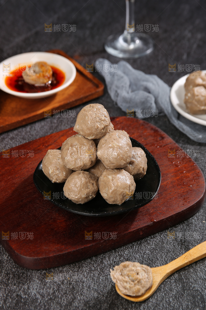 深底上的牛肉丸
