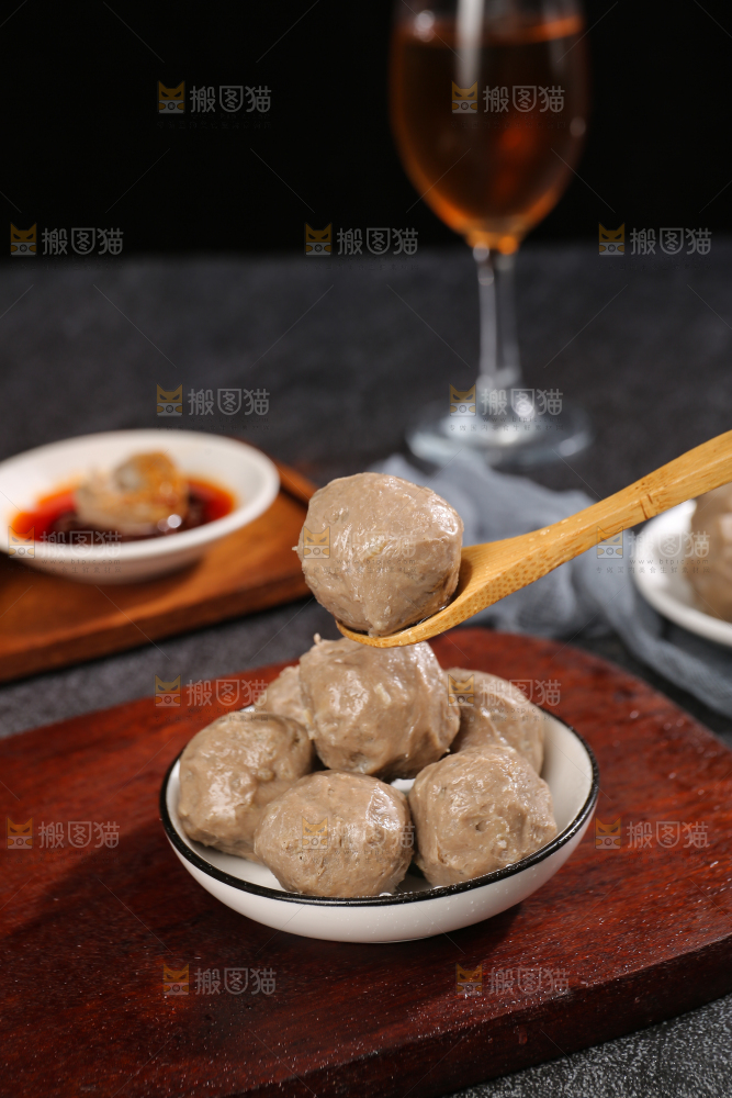 深底上的牛肉丸