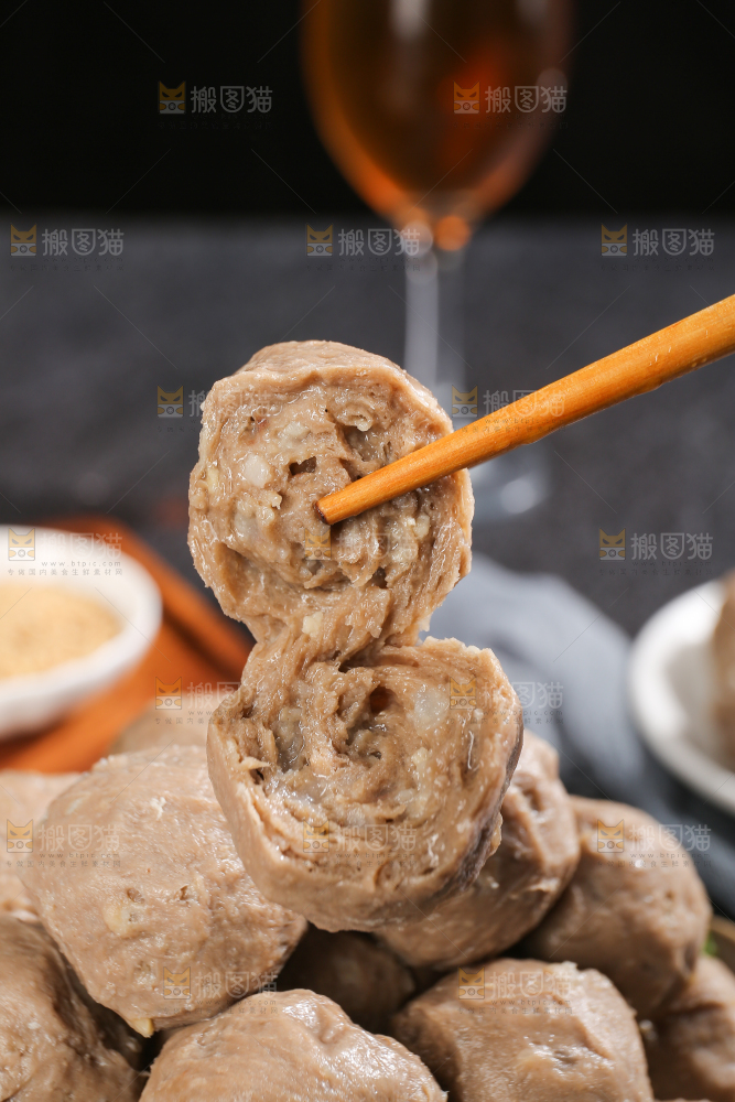 深底上的牛肉丸
