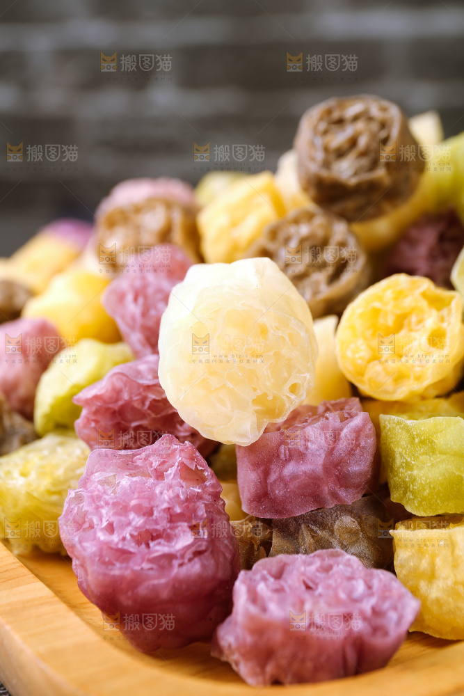 深底上的蔬菜面藕