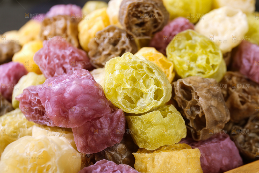 深底上的蔬菜面藕