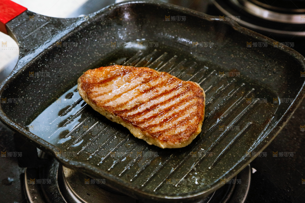锅里正在煎着牛排