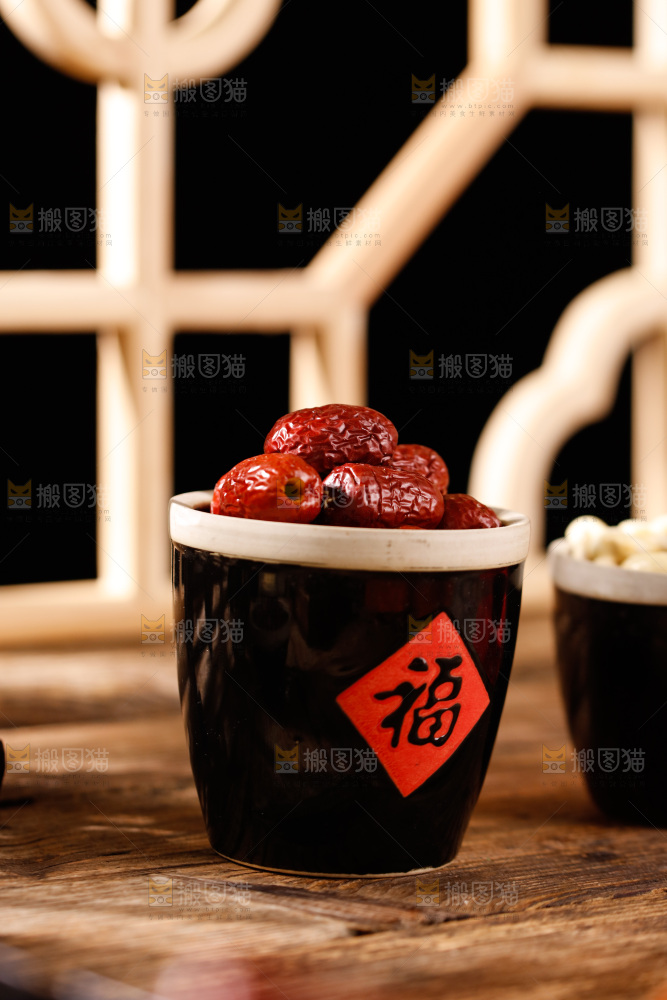 深底上的腊八粥食材