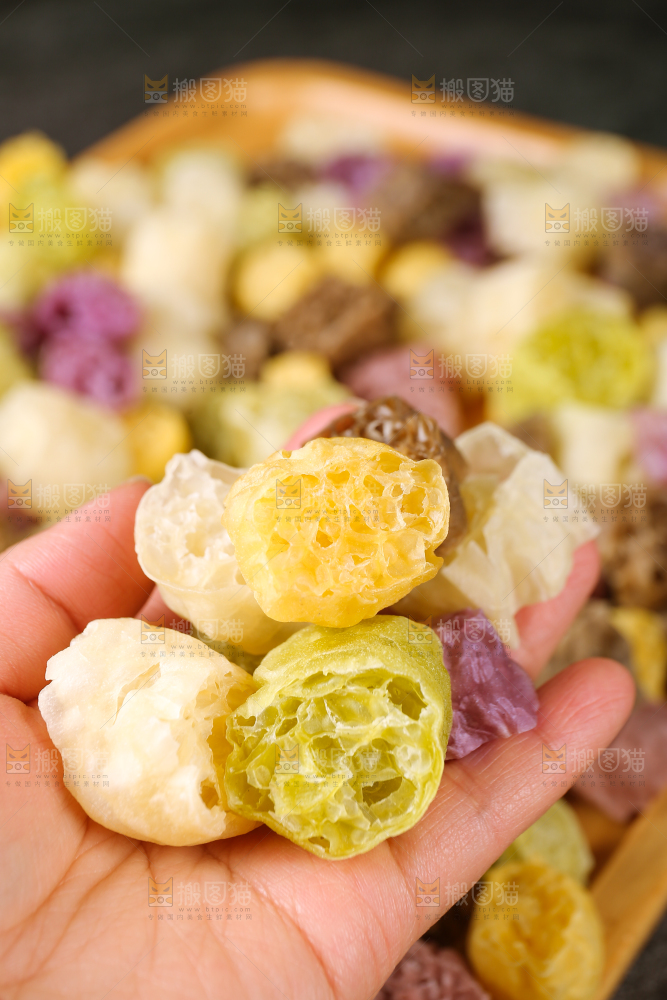 深底上的蔬菜面藕