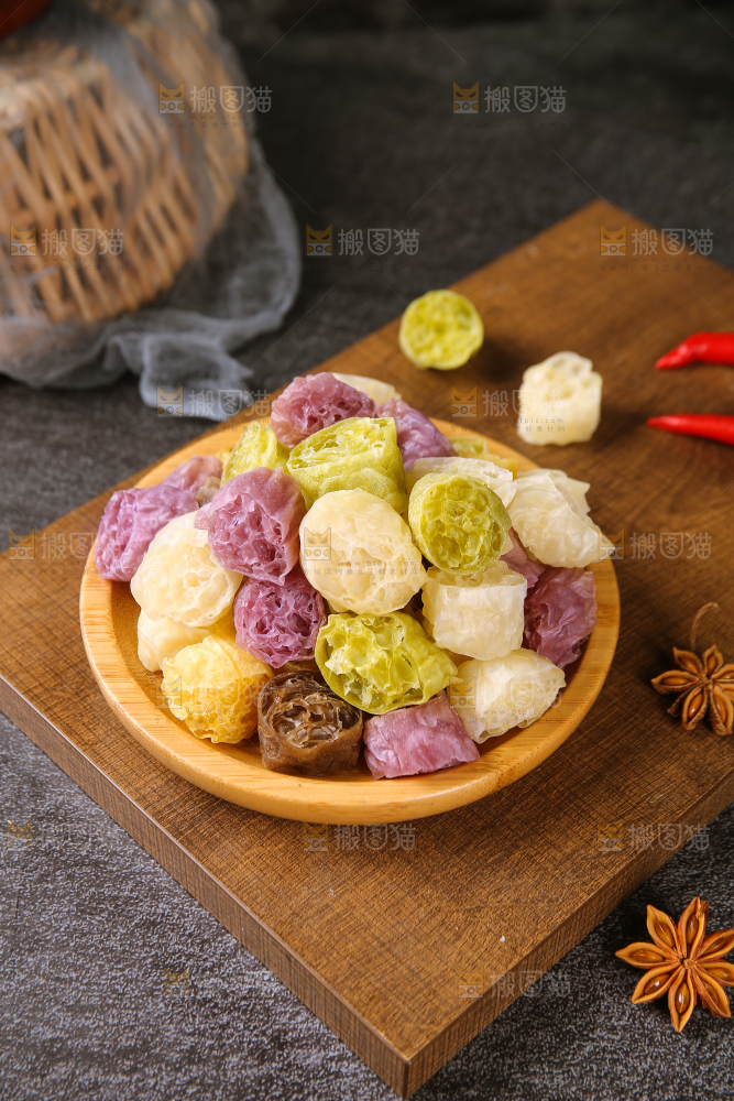 深底上的蔬菜面藕