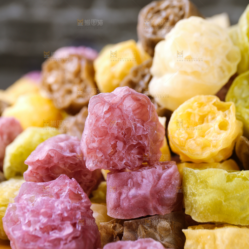 深底上的蔬菜面藕