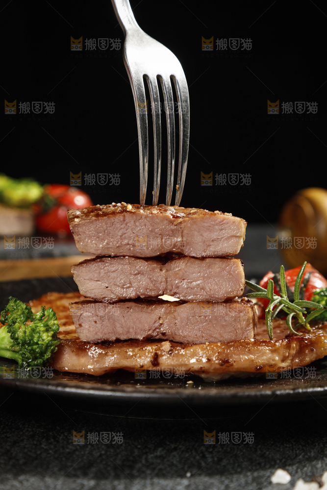 深底上的牛排