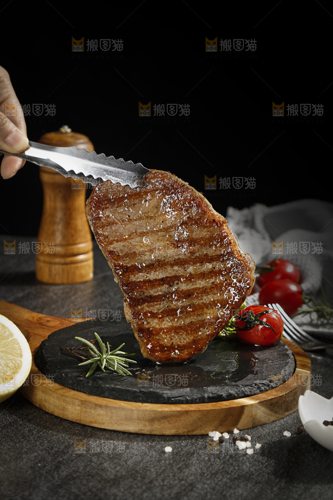 深底上的牛排