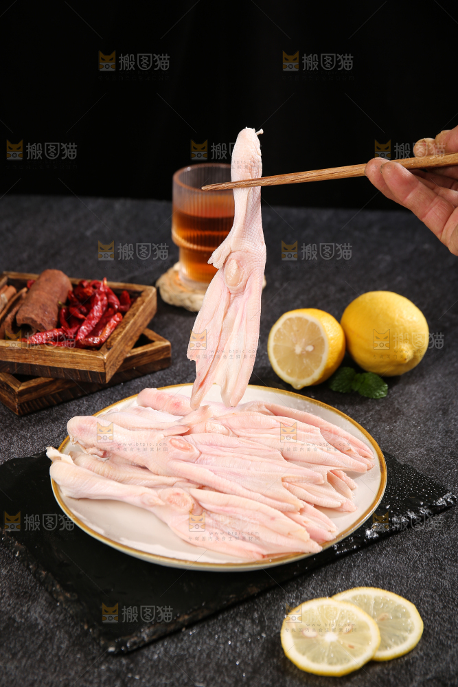 深底上的新鲜鸭掌